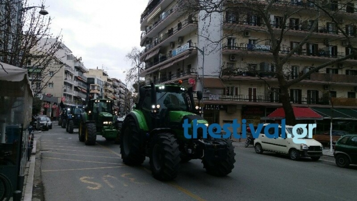 Με τα τρακτέρ τους οι αγρότες έξω από το υπουργείο Μακεδονίας - Θράκης 